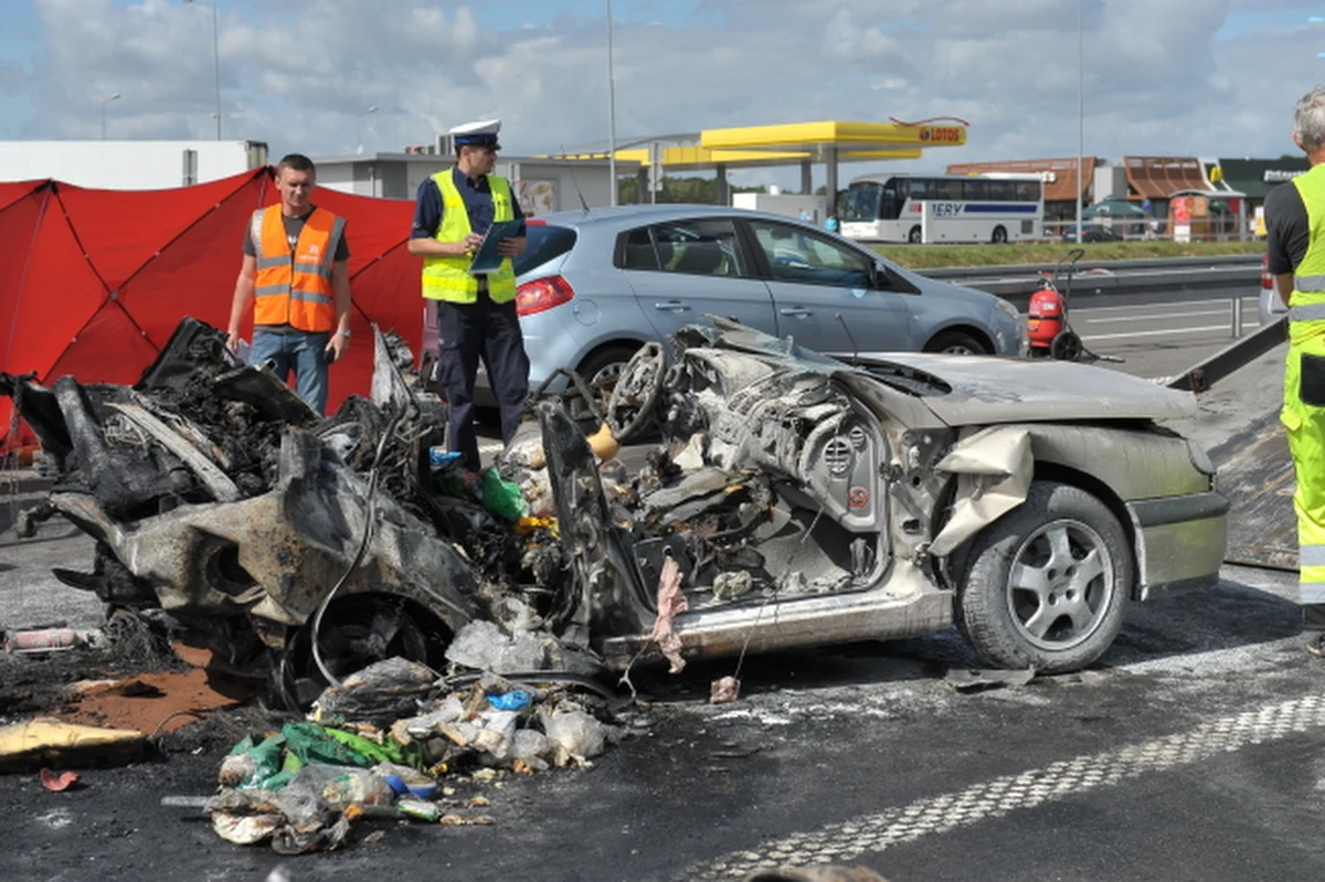 32 osoby zginęły, 441 zostało rannych w 348 wypadkach - to bilans czterech dni świątecznego weekendu na polskich drogach. Policjanci zatrzymali 1437 pijanych kierowców. 