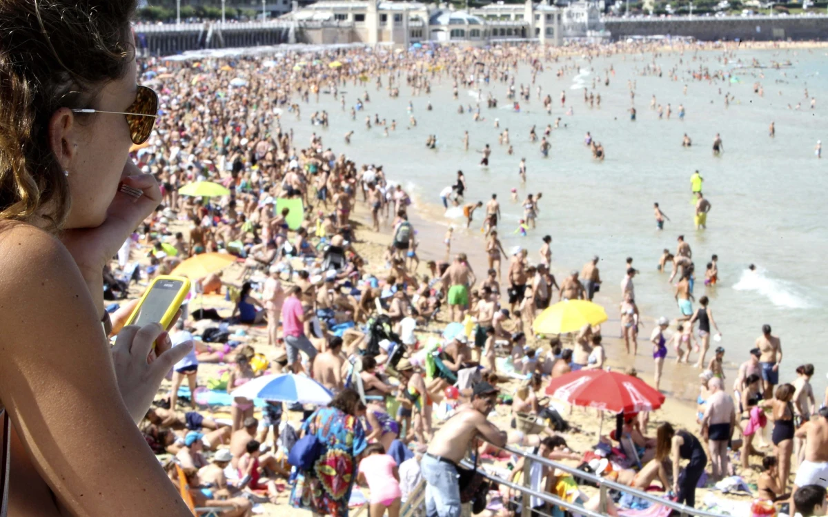 Z wakacji wracamy naładowani energią, ale za to z pustką w portfelu. Co trzeci ankietowany przez Instytut Badań Opinii RMF przyznał, że po powrocie z urlopu ma problemy finansowe. Dlatego też 70 procent badanych rezygnuje z większych zakupów, odmawia sobie smakołyków, czy nie kupuje droższej żywności. 40 procent w tym okresie stawia na tańsze posiłki, a 8 procent badanych wręcz rezygnuje z niektórych z nich.