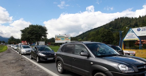 Wielu turystów wraca z długiego weekendu pod Tatrami. Inni zmierzają dopiero w kierunku stolicy Tatr. W efekcie krajowa „7” między Krakowem a Zakopanem jest zakorkowana.  