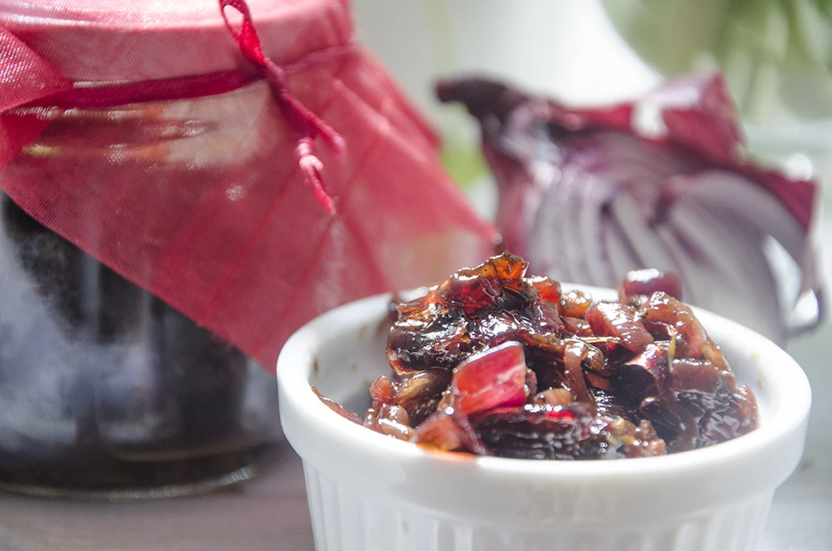 Delikatnie słodka, wyrazista, nada wytrawnego charakteru najprostszym potrawom. Idealna do zapiekanek z serem (szczególnie pleśniowym - połączenie idealne!), ale sprawdzi się także jako dodatek do dań mięsnych, ziemniaków, tarty czy pizzy. 