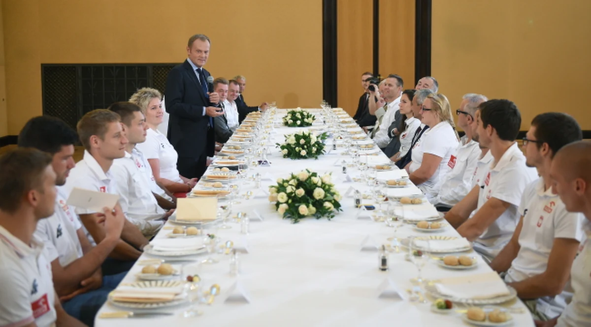Premier Donald Tusk przyjął na obiedzie medalistów lekkoatletycznych mistrzostw Europy, którzy w poniedziałek wrócili z Zurychu. "Jesteście prawdziwie pozytywnymi bohaterami" - podkreślił. „Jesteśmy bardzo wzruszeni. Walczyliśmy dla naszego kraju. Przywieźliśmy 12 medali i na tym nie poprzestaniemy. Będziemy chcieli zdobywać kolejne krążki choćby na przyszłorocznych mistrzostwach świata” – mówiła w imieniu sportowców mistrzyni w rzucie młotem Anita Włodarczyk. Upomniała się również o modernizację stołecznego stadionu Skry."To zapewniłoby nam godne warunki do trenowania. A to pomoże nie tylko warszawskiej lekkoatletyce, ale całemu polskiemu sportowi" - mówiła.