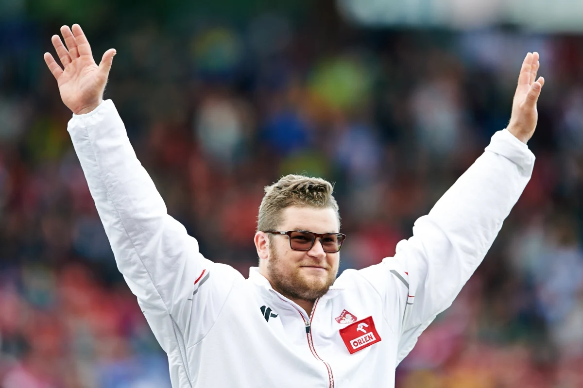  "Po pięciu przebytych kontuzjach zastanawiałem się, czy w ogóle jechać na mistrzostwa Europy. Pojechałem, a wynik, który osiągnąłem, dałby mi złoto na igrzyskach olimpijskich i mistrzostwach świata. Zresztą dla mnie ten srebrny medal to więcej, niż złoto ubiegłorocznych mistrzostw świata" - mówi w rozmowie z RMF FM Paweł Fajdek - drugi w rzucie młotem na zakończonych w niedzielę w Zurychu mistrzostwach Europy. Polak opowiada też o swojej ostatniej kontuzji i zachęca do przybycia na sobotni Memoriał Kamili Skolimowskiej w Warszawie.