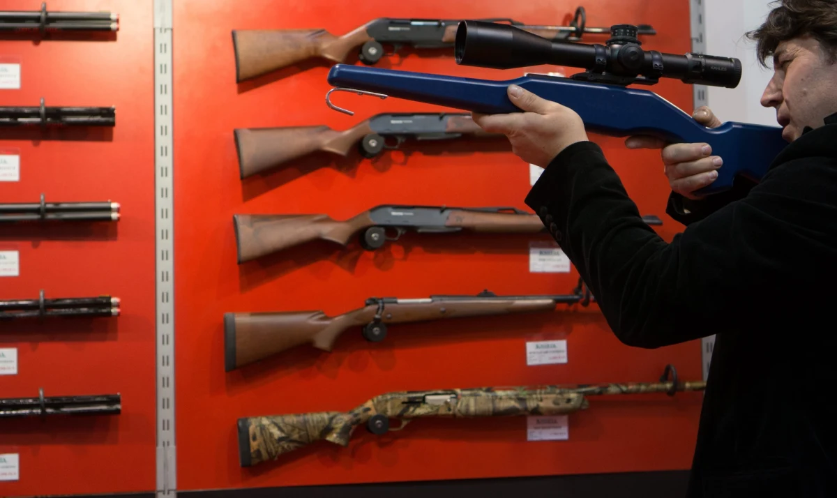 „W Polsce jest 116 tys. myśliwych. Nie muszą przechodzić badań lekarskich. Mogą mieć nawet słaby wzrok. Rocznie zabijają przez przypadek kilka osób” – pisze „Gazeta Wyborcza”. „Myśliwski sztucer ma pięć razy większą siłę rażenia niż kałasznikow. Kula rozszarpuje narządy wewnętrzne i nie daje szans postrzelonemu” - podkreśla.