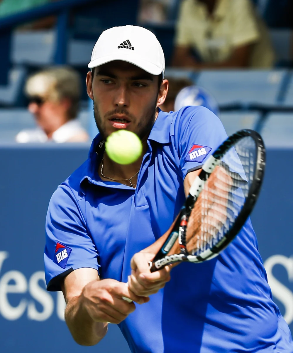 Jerzy Janowicz pokonał Argentyńczyka Carlosa Berlocqa 6:1, 6:4 i awansował do drugiej rundy turnieju tenisowego ATP World Tour na twardych kortach w Winston-Salem (pula nagród 598 260 dol.). 