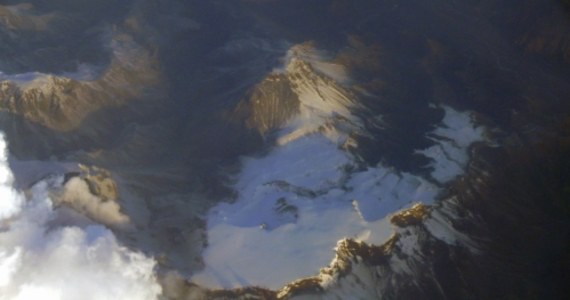 Islandzki wulkan Bardarbunga jest bliski wybuchu. To jeden z silniejszych wulkanów na wyspie, a chmura wyrzuconego przez niego popiołu może zakłócić ruch lotniczy. „Ryzyko jest fifti – fifti” – ocenił sejsmolog Reynir Bödvarsson. 
