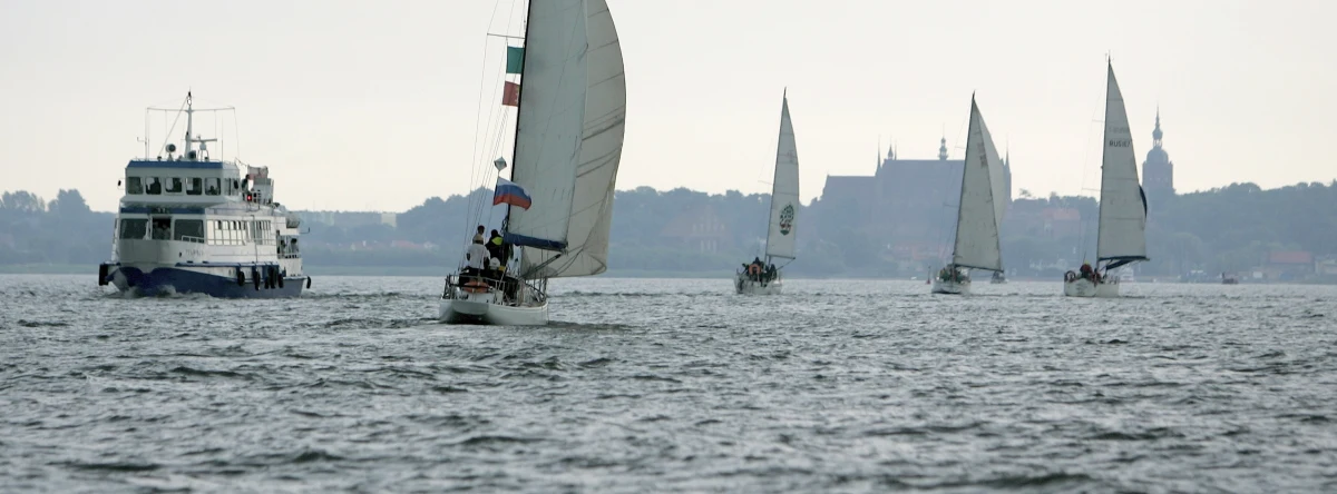 Ciało jednego z dwóch poszukiwanych od wczoraj żeglarzy odnaleziono na Zalewie Wiślanym. Ratownicy wciąż poszukują jego kolegi.