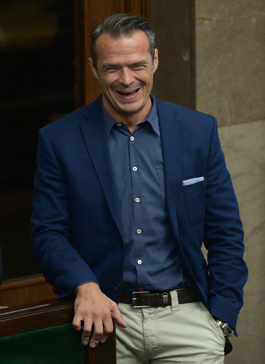 Sławomir Nowak co miesiąc dostaje ok. 10 tys. zł diety poselskiej - ale w Sejmie się nie pojawia – pisze „Super Express”. Jak zauważa gazeta, poseł opuścił prawie 300 głosowań.