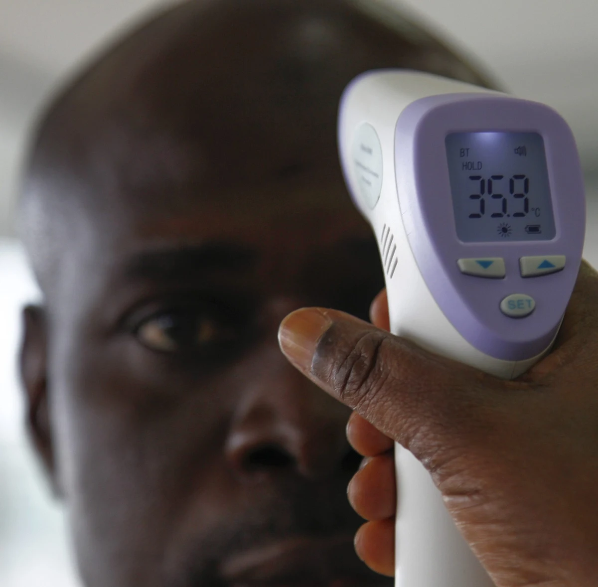 Wirus Ebola nie zagraża pasażerom podróżującym samolotem, na pokładzie którego znajduje się zakażona osoba. Podczas lotu bardzo małe jest ryzyko zarażenia tym zarazkiem innych osób - twierdzi w specjalnym oświadczeniu Światowa Organizacja Zdrowia (WHO). 