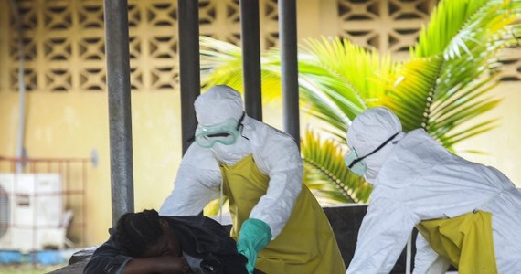 W Liberii odnaleziono 17 pacjentów, którzy w weekend zostali zabrani przez swoich bliskich z centrum leczenia Eboli w slumsach w Monrowii. Trafli oni już do innej kliniki - poinformował liberyjski minister informacji Lewis Brown. 
