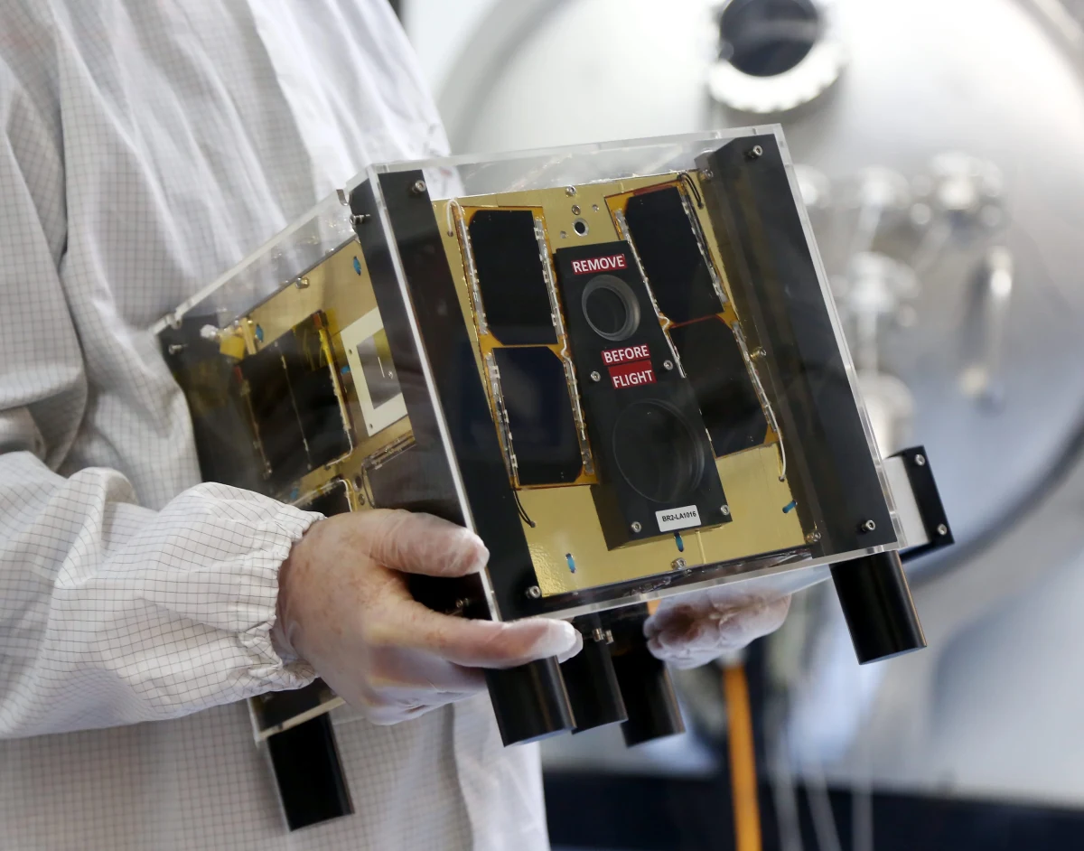 Udało się nawiązać łączność z polskim satelitą Heweliusz, który rano został wyniesiony na orbitę okołoziemską przez rakietę wystrzeloną w Chinach. Heweliusz dołączył do satelity o nazwie Lem, który krąży wokół Ziemi od listopada ubiegłego roku. 