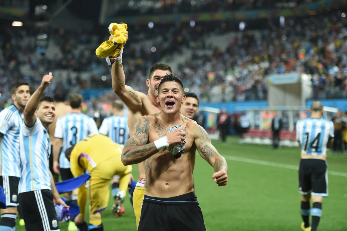 Marcos Rojo został nowym zawodnikiem Manchesteru United. Angielski klub zapłacił za reprezentanta Argentyny 20 milionów euro. 24-letni obrońca przyciągnął uwagę władz z Old Trafford swoją grą na mundialu. W lipcu wywalczył ze swoją kadrą wicemistrzostwo świata.