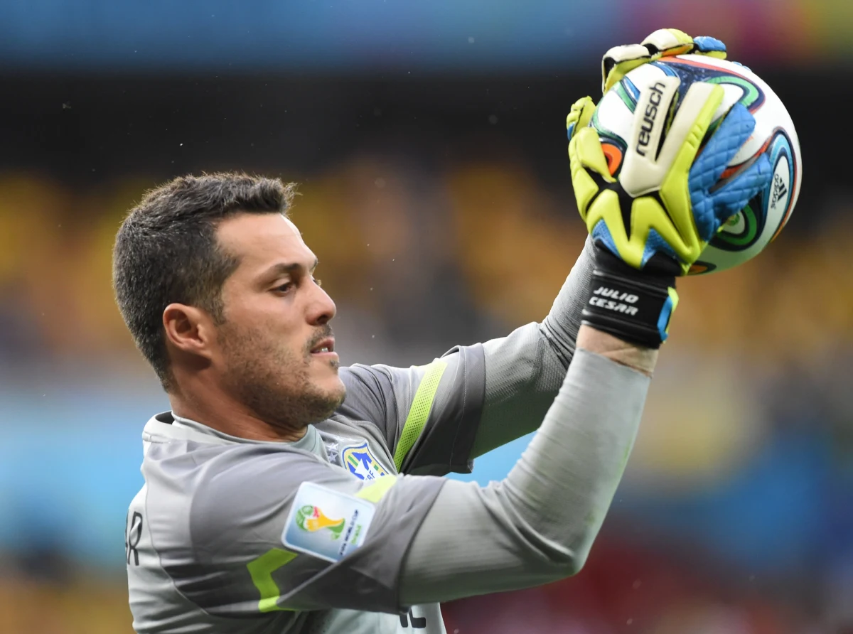 Brazylijski bramkarz Julio Cesar, który dał się poznać kibicom m.in. podczas ostatniego mundialu, będzie grał w barwach Benfiki. 34-letni piłkarz, który ostatnio był zawodnikiem Queens Park Rangers, podpisał dwuletni kontrakt z klubem z Lizbony.  