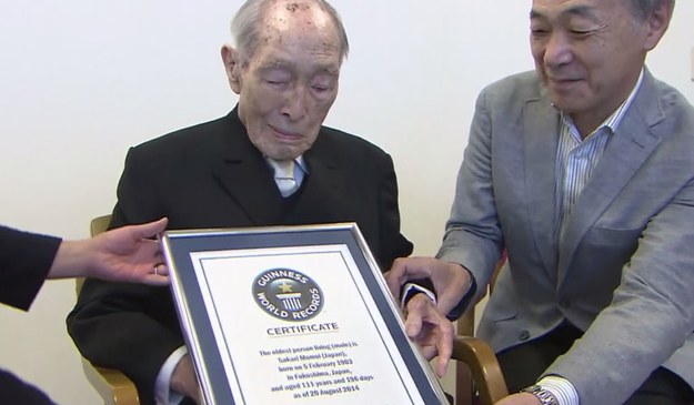 Japończyk Sakari Momoi, liczący sobie 111 lat, otrzymał w środę 20 sierpnia oficjalny certyfikat Guinnessa potwierdzający, że jest najstarszym żyjącym mężczyzną na świecie.


Momoi pochodzi z Fukuszimy. Przez wiele lat wykonywał zawód nauczyciela. Tytuł najstarszego żyjącego mężczyzny przeszedł w jego ręce po tym, jak w czerwcu br. zmarł wcześniejszy rekordzista - Alexander Imich, Polak, który po II wojnie światowej osiedlił się w USA.


Podczas uroczystej ceremonii przekazania certyfikatu pan Momoi stwierdził, że chciałby jeszcze trochę pożyć. "Powiedzmy, jakieś dwa lata" - wyznał.
