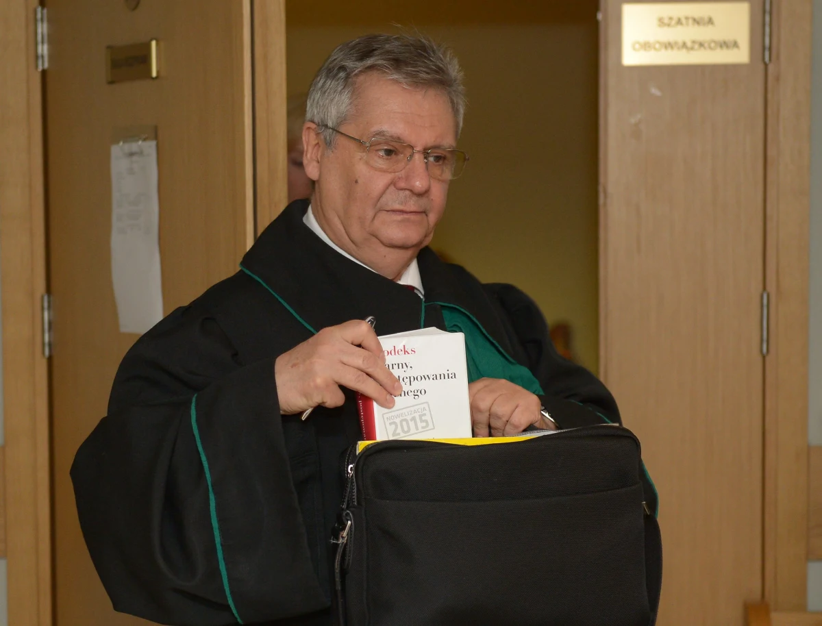 Adwokat Edwarda Mazura, mec. Piotr Kruszyński zapowiada, że będzie namawiał swojego klienta do złożenia wniosku przeciwko państwu polskiemu o odszkodowanie za "niewątpliwie niesłuszne aresztowanie". Prokuratura Apelacyjna w Łodzi prowadząca śledztwo ws. zabójstwa gen. Marka Papały umorzyła postępowanie w części dotyczącej polonijnego biznesmena. Mazur był podejrzany o to, że nakłaniał płatnego zabójcę Artura Zirajewskiego ps. Iwan do zabójstwa Papały. 