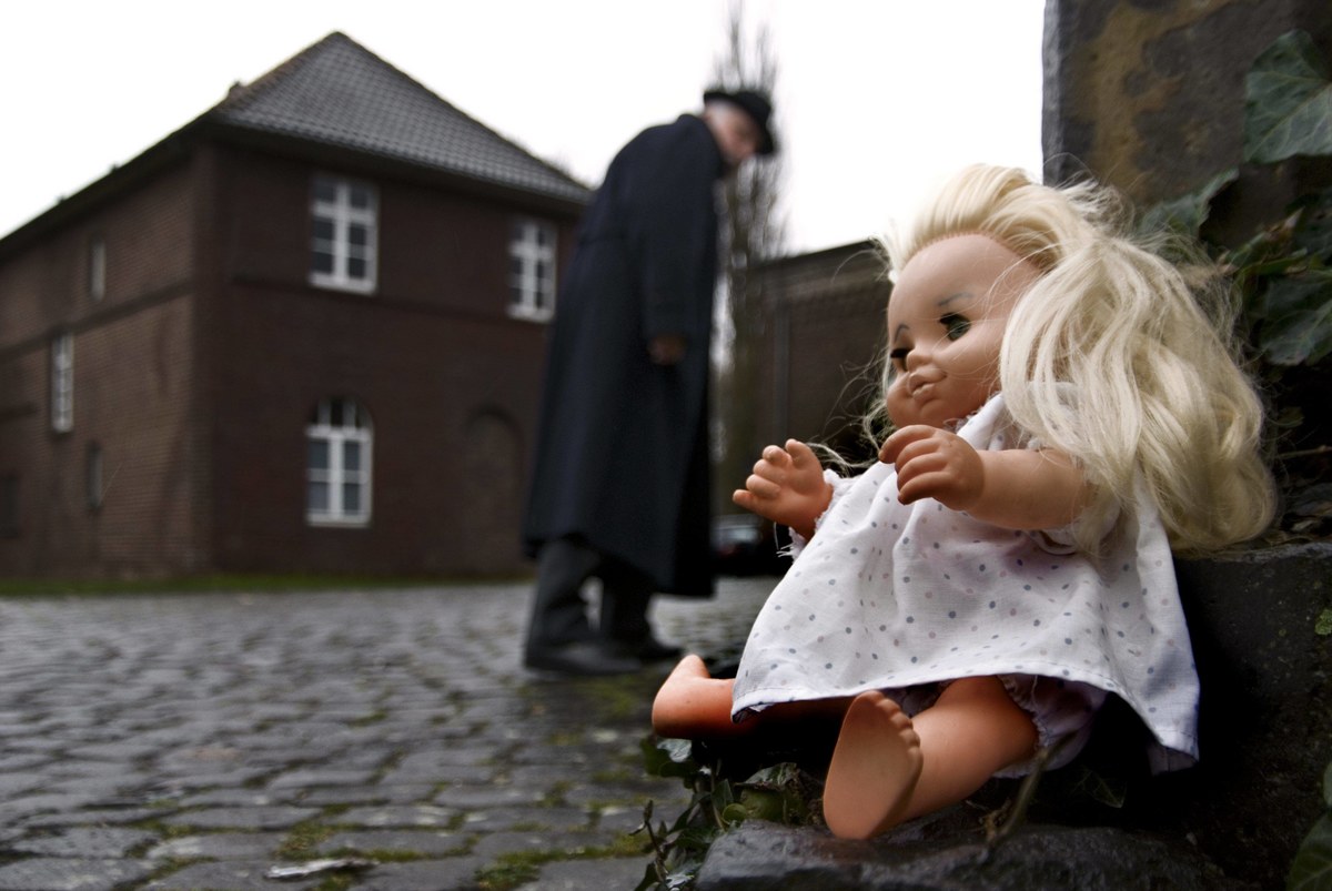 77-latek z okolic Jawora na Dolnym Śląsku usłyszał zarzut molestowania 7-letniej sąsiadki. Grozi mu 12 lat więzienia. Prokuratura nie wyklucza jednak, że może wnioskować o zmianę kwalifikacji czynu.