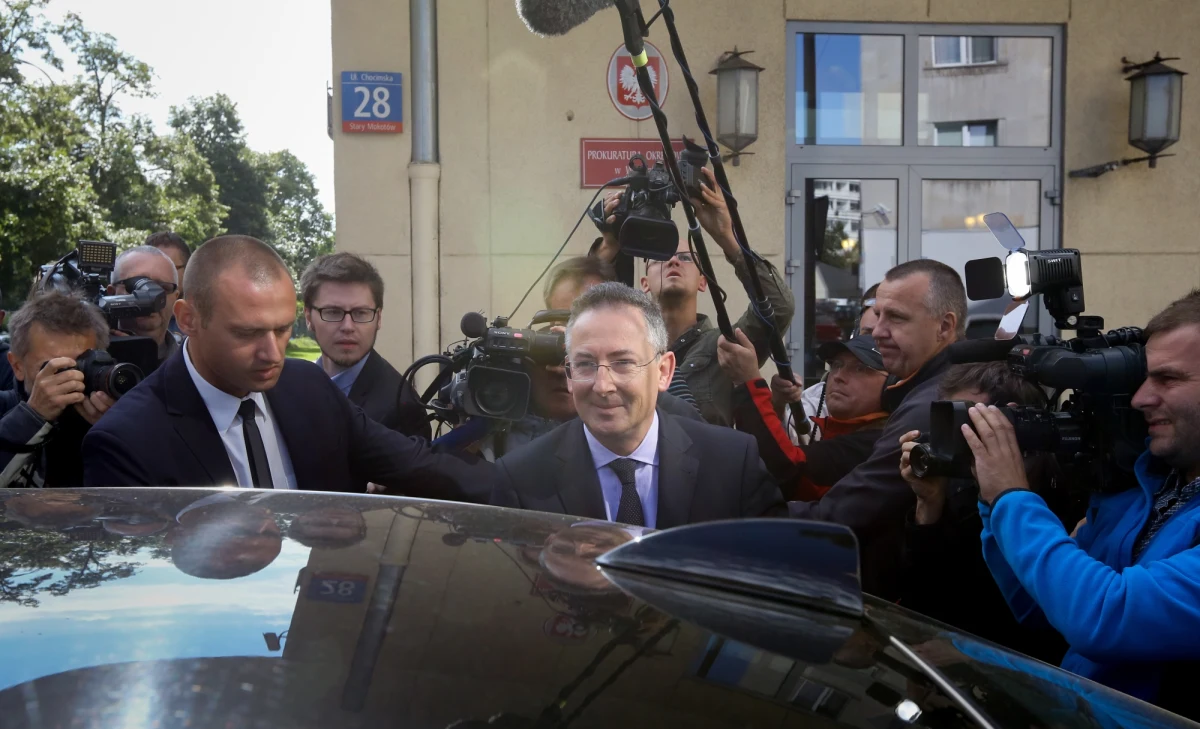 Szef MSW Bartłomiej Sienkiewicz zaprzeczył podczas przesłuchania w prokuraturze, by na rozmowę z prezesem NBP Markiem Belką został wysłany przez kogokolwiek, w tym premiera Donalda Tuska - poinformował rzecznik warszawskiej prokuratury okręgowej Przemysław Nowak. Sienkiewicz przez ponad godzinę zeznawał jako świadek w śledztwie dotyczącym domniemanego "naruszenia niezależności NBP" w związku z nielegalnie nagraną jego rozmową z szefem NBP. 