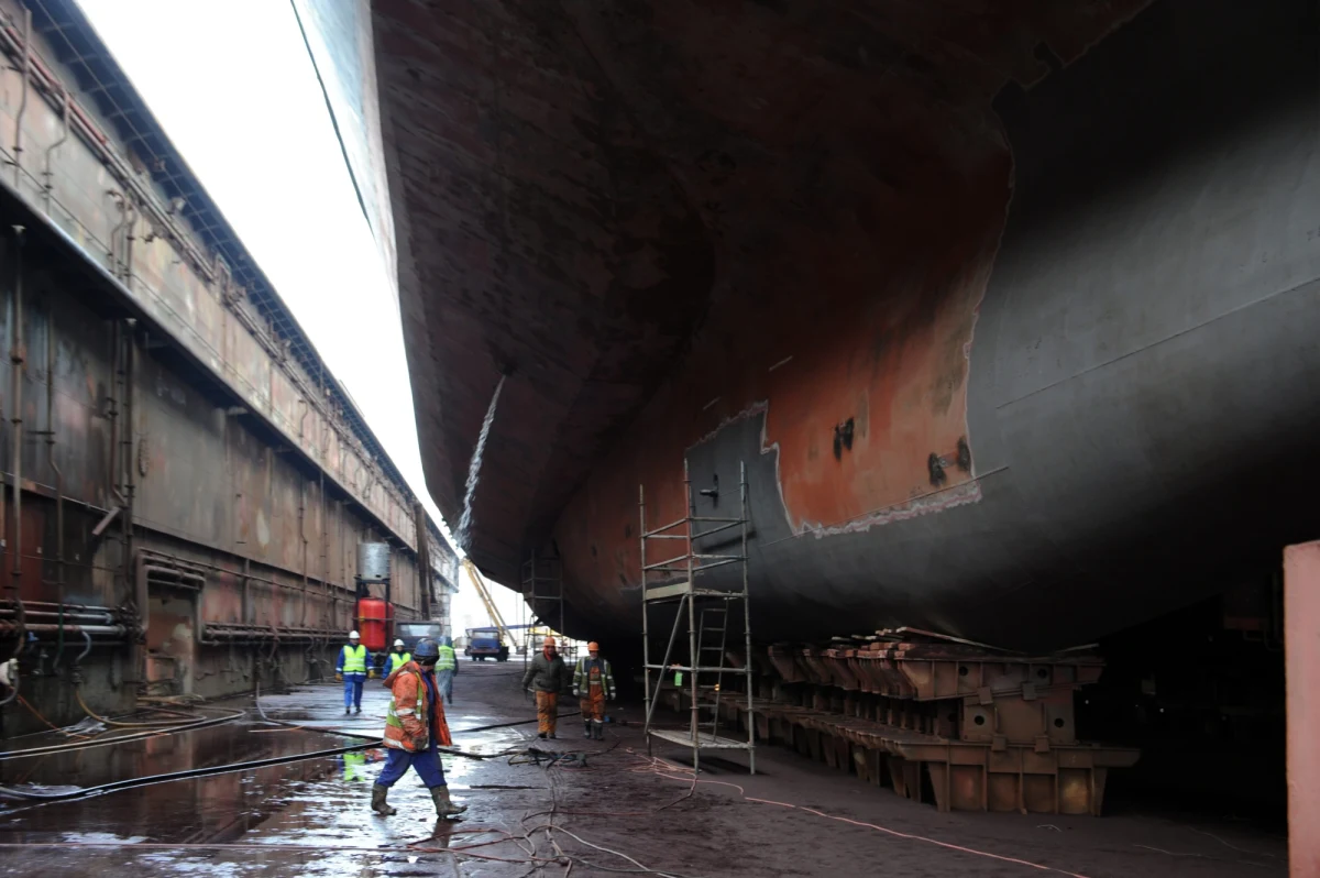 Jeden z pracowników zginął, a drugi poważnie ranny trafił do szpitala po wypadku w Stoczni Remontowej Gryfia w Szczecinie. Mężczyzn przygniotły stalowe rury.