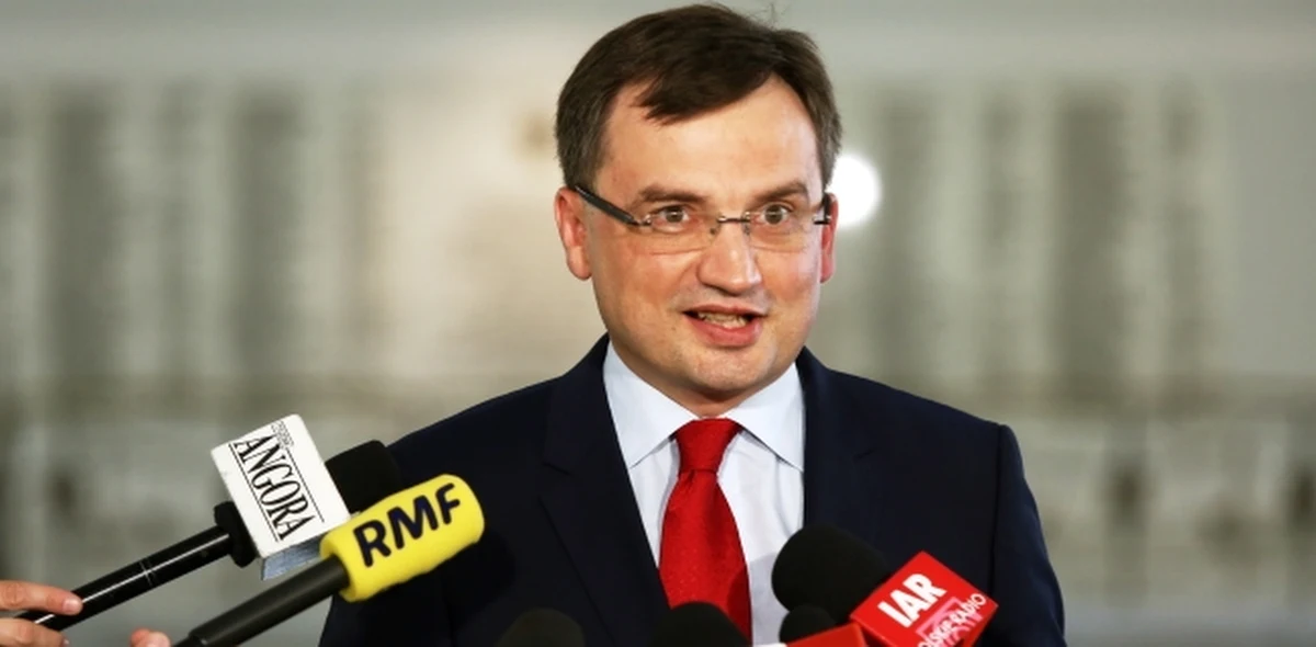 Zbigniew Ziobro - były minister sprawiedliwości - nie czuje się osobiście odpowiedzialny za blamaż państwa w sprawie Edwarda Mazura. Śledczy umorzyli postępowanie przeciwko polonijnemu biznesmenowi podejrzewanemu o podżeganie do zabójstwa generała Marka Papały. Według Ziobry, to porażka całego wymiaru sprawiedliwości. 