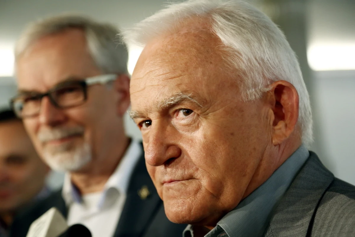 „Umorzenie postępowania jest widowiskową, prawniczą i polityczną klęską Zbigniewa Ziobry” – tak ogłoszoną dziś decyzję prokuratury o umorzeniu śledztwa przeciwko Edwardowi Mazurowi skomentował szef SLD Leszek Miller. Jego zdaniem, polonijny biznesmen "może czuć się pokrzywdzony w każdym tego słowa znaczeniu". "Jeżeli uzyska gratyfikację finansową, to mam nadzieję, że Ziobro zapłaci za nią z własnej kieszeni" – dodał były premier. 