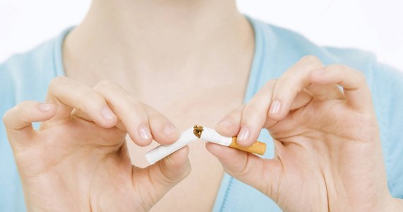 Polacy masowo rzucają palenie. Rząd twierdzi, że to jego zasługa. Ale eksperci uważają, iż robi za mało - pisze "Rzeczpospolita". 