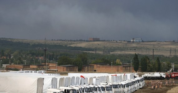 Kontrowersyjny rosyjski konwój z pomocą humanitarną zaczął przeprawiać się przez rosyjsko-ukraińską granicę. Zaczęła się kontrola celna pierwszych 16 z 280 ciężarówek na przejściu Izwarino.