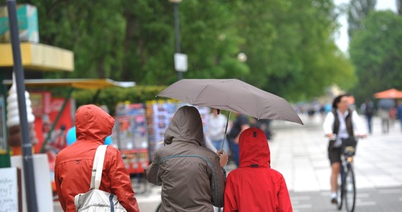 Pogoda w ostatnich dniach nie rozpieszcza. Mimo że w kalendarzu sierpień, krajobraz za oknami bardziej przypomina pochmurne jesienne dni. Mamy jednak dobre wieści - będzie nieco cieplej.