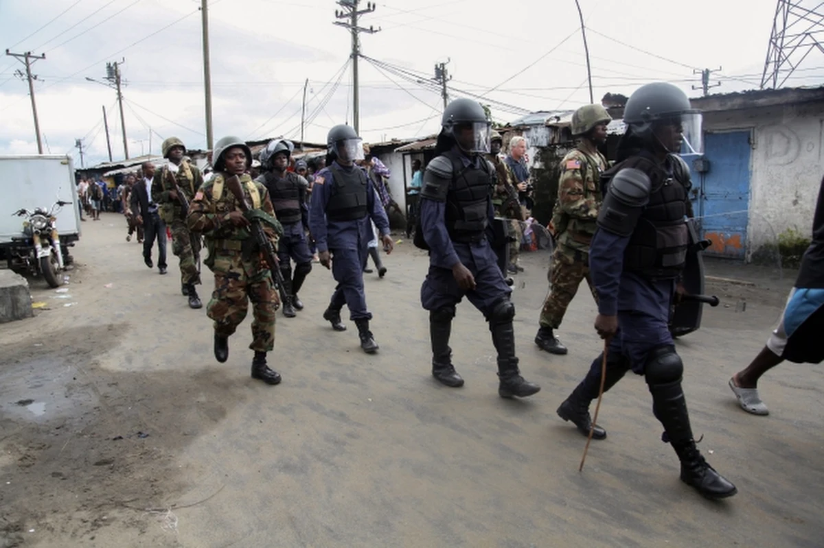 W slumsach liberyjskiej Monrowii wybuchły zamieszki, gdy wojsko usiłowało narzucić kwarantannę w związku z epidemią Eboli. Jak podaje "New York Times", lekarze obawiają się, że walka z wirusem będzie szczególnie trudna w tym gęsto zaludnionym, wielkim mieście.
