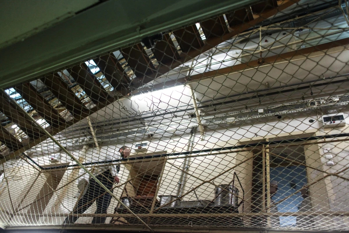 W areszcie we Wrocławiu powiesił się 77-latek z okolic dolnośląskiego Jawora, który w środę usłyszał zarzuty molestowania seksualnego swojej 7-letniej sąsiadki. Mężczyzna nie przyznawał się do winy. Był już wcześniej karany za pedofilię. Prokuratura wszczęła już śledztwo, które ma wyjaśnić okoliczności jego śmierci. 