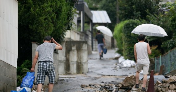 Władze Hiroszimy, miasta na południowym zachodzie Japonii, zarządziły w piątek ewakuację ponad 4 tysięcy mieszkańców z obawy przed zejściem kolejnych lawin ziemnych.  Dwa dni temu lawiny spowodowały tam śmierć co najmniej 39 osób. 