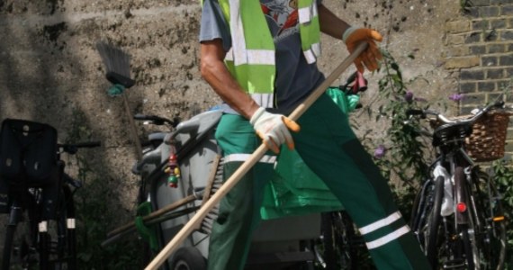 Burmistrz miasteczka Ceriano Laghetto na północy Włoch pół dnia pracuje w urzędzie, a potem bierze do ręki miotłę. Zamiata ulice, wyrywa chwasty i porządkuje klomby.