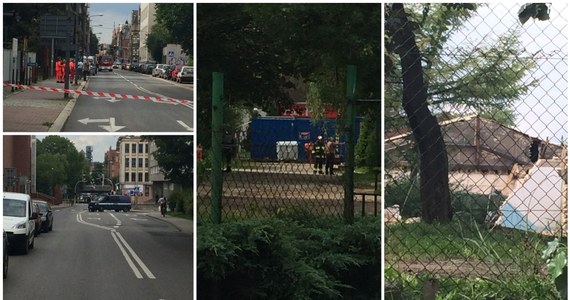 Około 600 osób zostało ewakuowanych w centrum Katowic. Na ulicy Wojewódzkiej znaleziono niewybuchy. Informację o tym dostaliśmy na Gorącą Linię RMF FM. Alarm bombowy odwołano po dwóch godzinach. Dwa pociski znalezione przez robotników zabrali już saperzy.