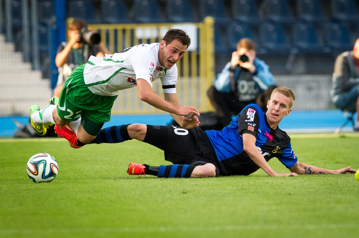 Lechia Gdańsk wygrała na wyjeździe z Zawiszą Bydgoszcz 2:0 w pierwszym piątkowym meczu T-Mobile Ekstraklasy. Piłkarzom Jorge Paixao nie udało się tym samym przerwać fatalnej passy z ostatnich czterech spotkań ligowych. Przegrali piąty mecz z rzędu. Gdańszczanie zapisali natomiast na swoje konto 3 punkty po dwóch kolejnych porażkach.