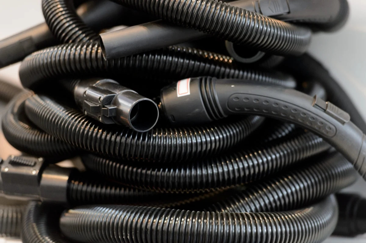 ​W życie wchodzą nowe unijne obostrzenia dot. odkurzaczy. Części z tych urządzeń nie będzie już można produkować - informuje "Gazeta Wyborcza". Z tego powodu promocje w sklepach  RTV i AGD na odkurzacze sięgają 30 proc. 