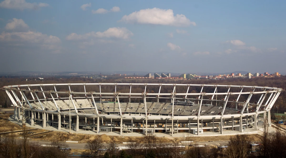 ​Stadion Śląski będzie miał wreszcie nowy dach. Samorząd województwa rozstrzygnął przetarg na jego montowanie. Wygrała go firma z Niemiec. Problem w tym, że oferta jest o ponad 20 milionów złotych droższa niż planowano.