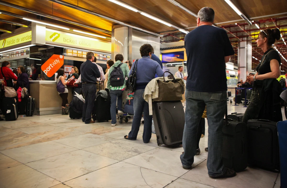 Prawie 200 klientów biura podróży TUI nie może wrócić do kraju z Portugalii. Już ponad dobę czekają na odlot samolotu z Faro do Katowic. Zepsuła się maszyna, którą turyści mieli wczoraj wrócić z wakacji. 
