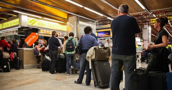 Prawie 200 klientów biura podróży TUI nie może wrócić do kraju z Portugalii. Już ponad dobę czekają na odlot samolotu z Faro do Katowic. Zepsuła się maszyna, którą turyści mieli wczoraj wrócić z wakacji. 