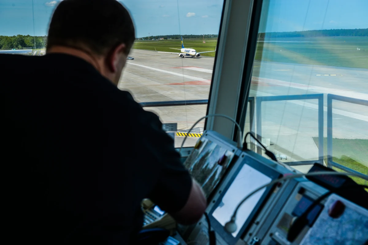 Bez podwozia wylądował na lotnisku w podwarszawskim Modlinie mały samolot szkoleniowy Piper PA-30. Na pokładzie był instruktor i dwie szkolące się osoby. Na szczęście nikomu nic się nie stało. 