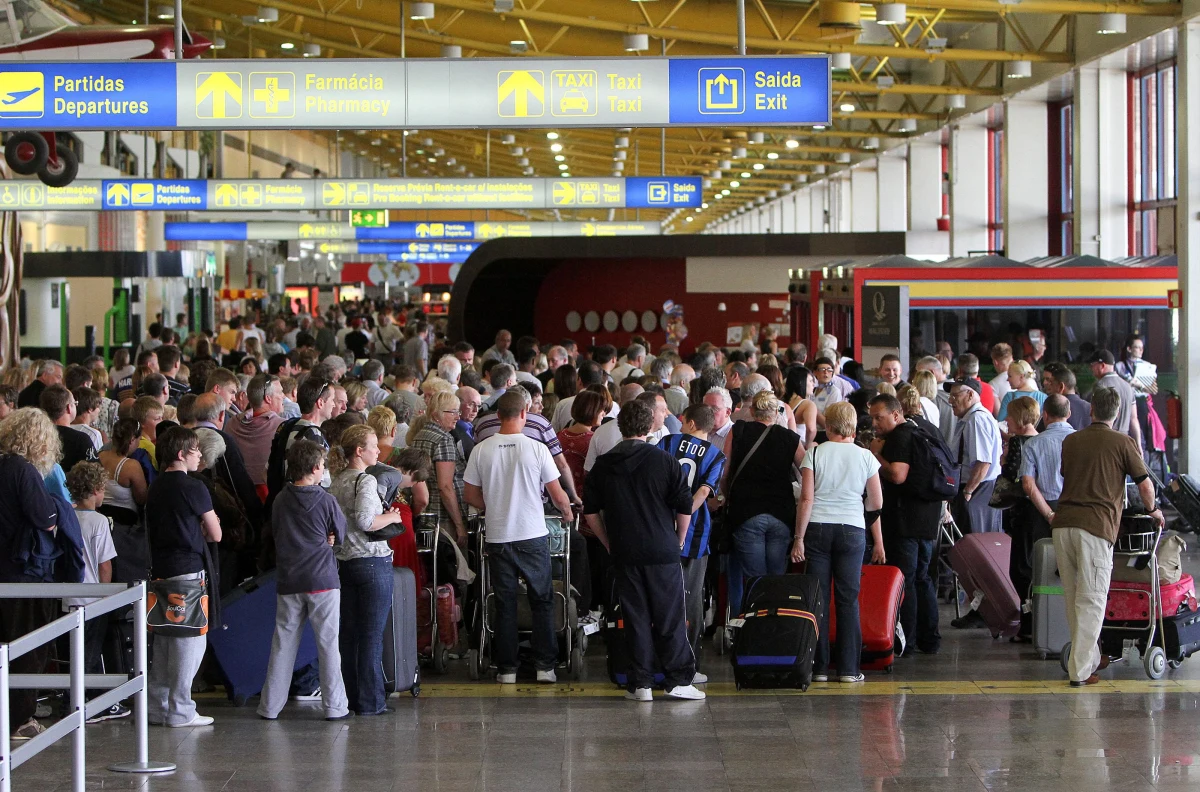 Po 33 godzinach opóźnienia z portugalskiego Faro do Katowic wystartował samolot linii Enter Air z grupą 200 polskich turystów na pokładzie. ​"Zostaliśmy uwięzieni w Europie. Porzuceni przez biura podróży i zostawieni w rękach niekompetentnego przewoźnika" - mówili wcześniej zdenerwowani klienci biur podróży TUI, Rainbow Tours i Net Holidays. Musieli czekać tak długo na powrót do Polski z powodu awarii maszyny.