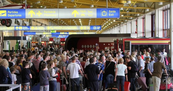 Po 33 godzinach opóźnienia z portugalskiego Faro do Katowic wystartował samolot linii Enter Air z grupą 200 polskich turystów na pokładzie. ​"Zostaliśmy uwięzieni w Europie. Porzuceni przez biura podróży i zostawieni w rękach niekompetentnego przewoźnika" - mówili wcześniej zdenerwowani klienci biur podróży TUI, Rainbow Tours i Net Holidays. Musieli czekać tak długo na powrót do Polski z powodu awarii maszyny.