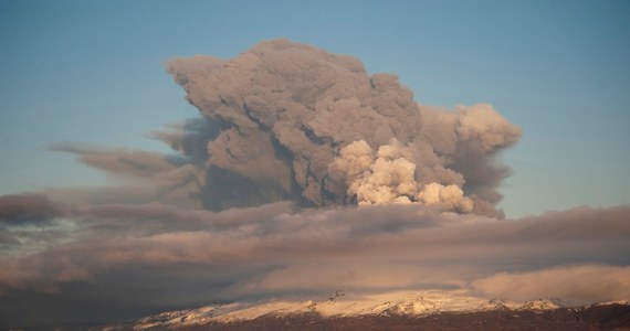 Do najwyższego, czerwonego poziomu podwyższyły władze Islandii alert dla transportu lotniczego w związku z groźbą wybuchu wulkanu Bardarbunga. Czerwony alert oznacza, że erupcja już trwa lub niebawem nastąpi.