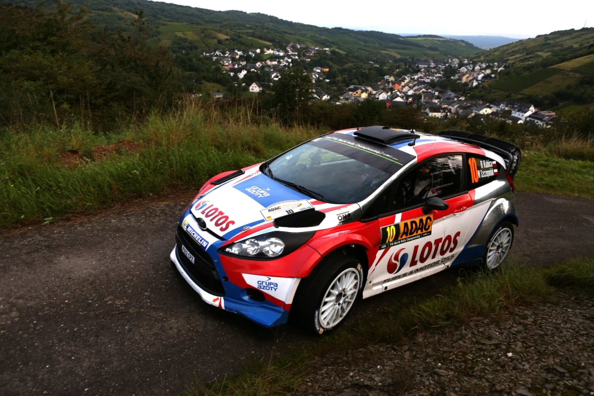 Robert Kubica (Ford Fiesta WRC) zajmuje dziesiąte miejsce po drugim dniu Rajdu Niemiec, 9. rundy mistrzostw świata. Krakowianin wygrał dwa odcinki specjalne. Liderem jest Fin Jari-Matti Latvala jadący VW Polo WRC.