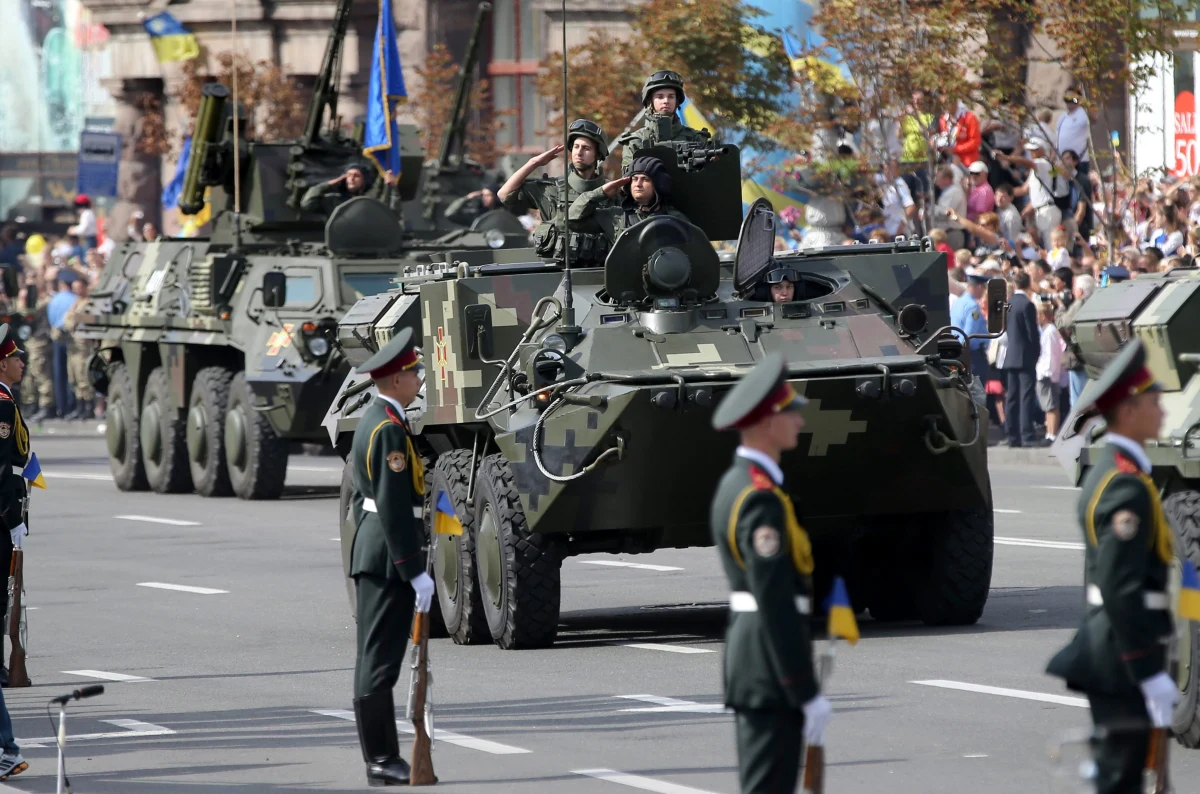 Dziesiątki tysięcy Ukraińców wzięło udział w pierwszej od lat defiladzie wojskowej w Kijowie. Z okazji Dnia Niepodległości główną ulicą ukraińskiej stolicy, Chreszczatykiem, przejechały czołgi i wyrzutnie rakietowe oraz przedefilowała armia.