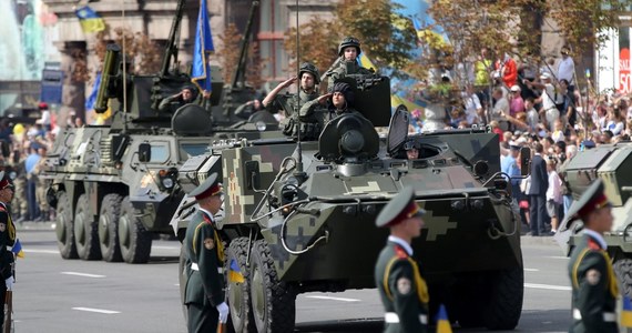 Dziesiątki tysięcy Ukraińców wzięło udział w pierwszej od lat defiladzie wojskowej w Kijowie. Z okazji Dnia Niepodległości główną ulicą ukraińskiej stolicy, Chreszczatykiem, przejechały czołgi i wyrzutnie rakietowe oraz przedefilowała armia.