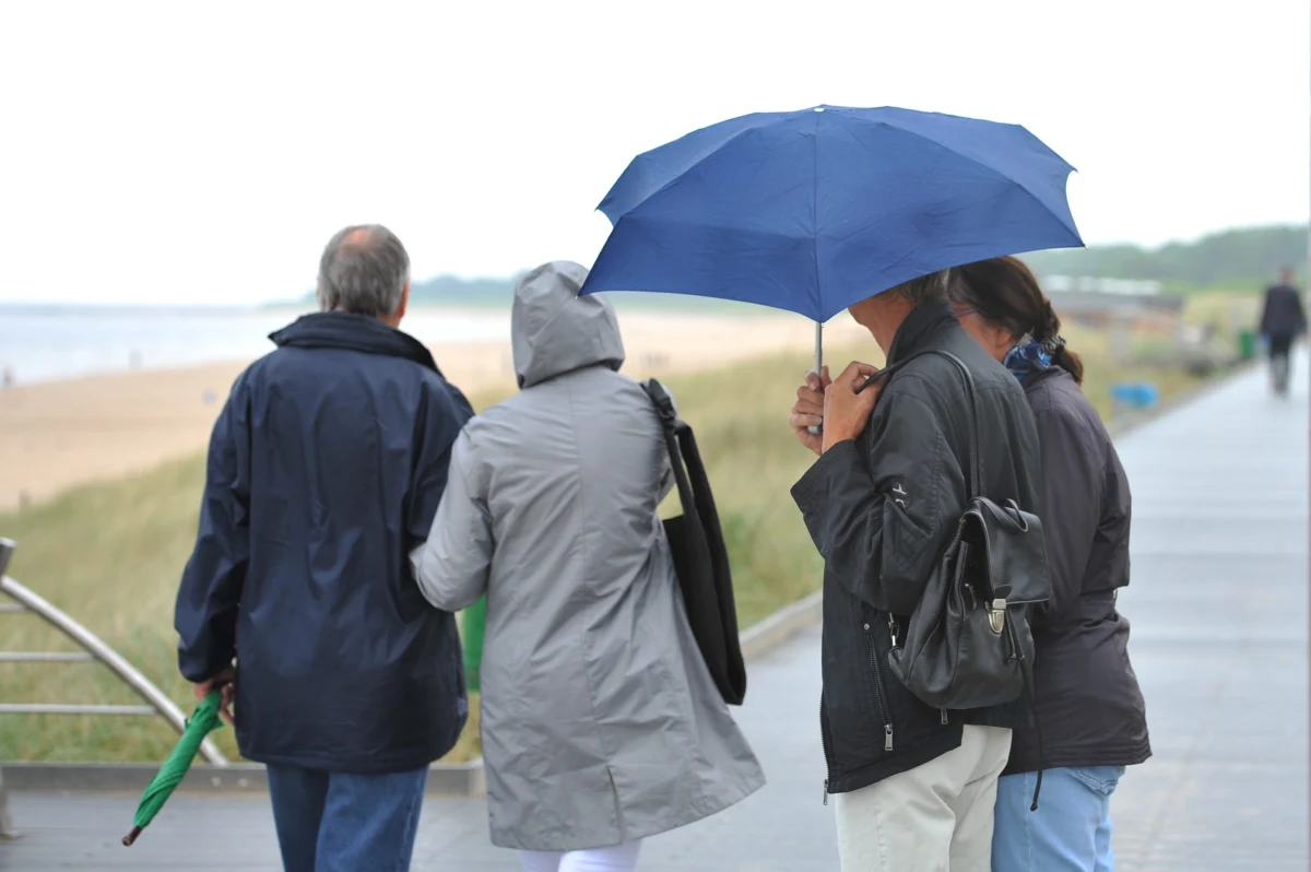 Deszczowe chmury przykryły dziś wschodnią połowę kraju. Pada w województwach: podlaskim, mazowieckim, łódzkim, śląskim, małopolskim, podkarpackim, świętokrzyskim i lubelskim. Z prognoz wynika ponadto, że ostatni tydzień wakacji będzie równie ponury.