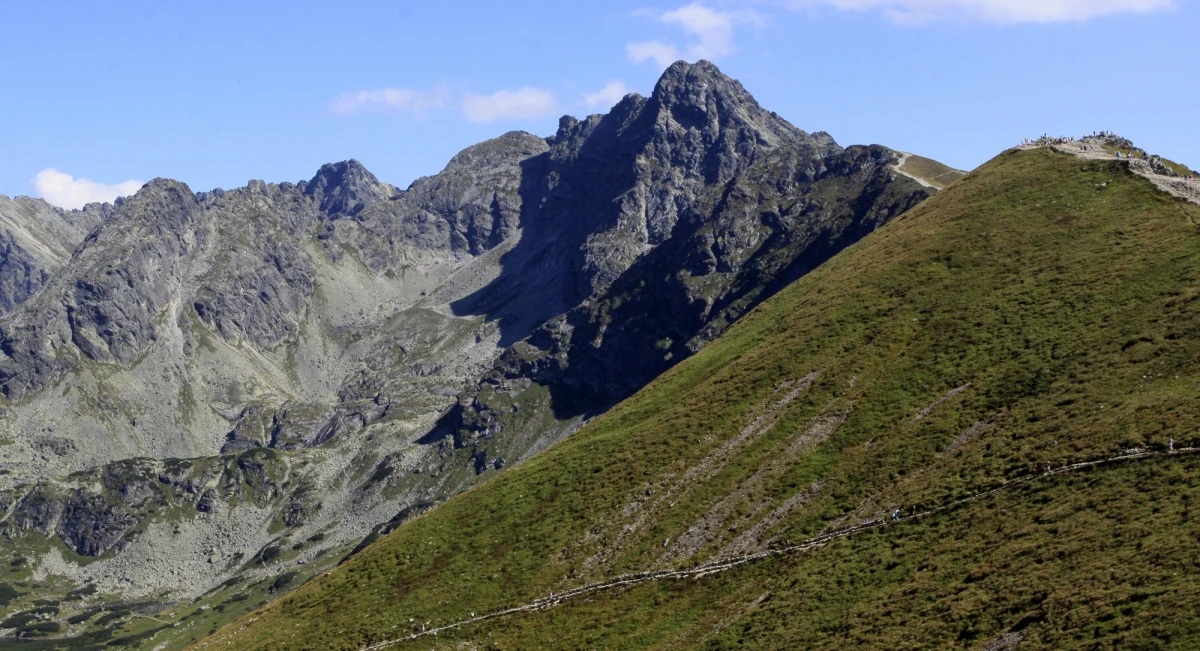 Ratownicy TOPR sprowadzili ze szczytu Świnicy trójkę turystów, którzy kompletnie nieprzygotowani wyruszyli w góry w trudnych warunkach. Zamiast odpowiedniego obuwia, mieli na nogach klapki. 