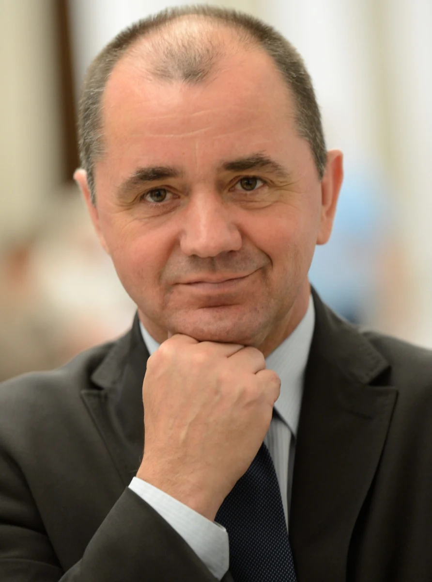 „Czarne chmury zbierają się nad wiceministrem infrastruktury Zbigniewem Rynasiewiczem” – donosi „Fakt”. „Okazuje się, że znajomym biznesmenom z Leżajska załatwiał 70 mln zł kredytu w Banku Gospodarstwa Krajowego” - wyjaśnia.