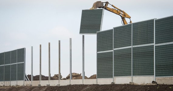 Zmiana normy hałasu pozwala ograniczyć stawianie przy polskich drogach ekranów akustycznych - informuje "Rzeczpospolita". Budowanie tych barier wzdłuż dróg ekspresowych i autostrad nie przestaje budzić emocji.