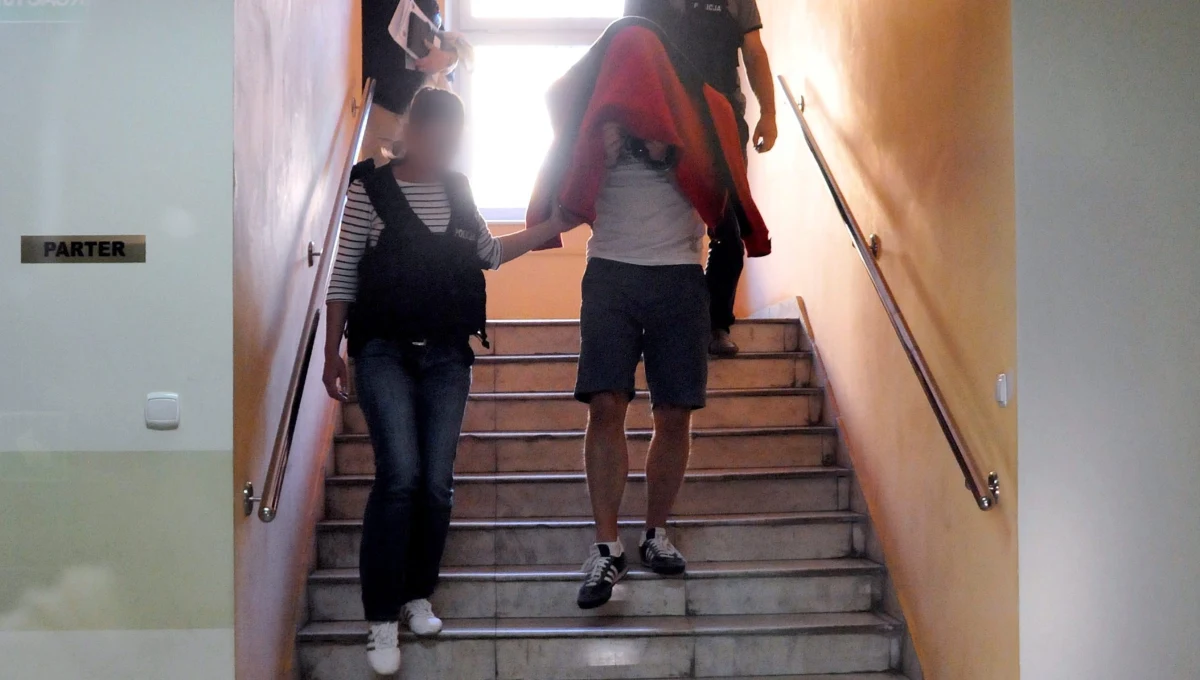 Znany z szaleńczej jazdy ulicami Warszawy Robert N., ps. „Frog” opublikował na swoim profilu na YouTube nagranie, które pokazuje drift wokół słynnej Tęczy na Placu Zbawiciela. Jak ustalił nasz dziennikarz Mariusz Piekarski, film nie jest nowy - pochodzi z czerwca.