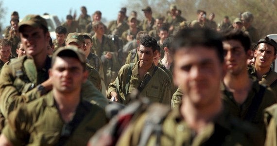 Parlament Izraela zatwierdził wniosek rządu o powołanie do czynnej służby wojskowej kolejnych 10 tys. rezerwistów - podał "Jerusalem Post". Zbrojny konflikt izraelsko-palestyński w Strefie Gazy trwa od 8 lipca. Do tej pory zginęło już ponad 2 tys. osób. 