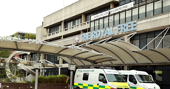 ​Pierwszy brytyjski pacjent zarażony wirusem Ebola jest już w szpitalu w Londynie. Przywieziono go na pokładzie wojskowego samolotu w hermetycznej kapsule. Teraz przebywa na jedynym w Europie oddziale dla leczenia pacjentów z wyjątkowo groźnymi chorobami.